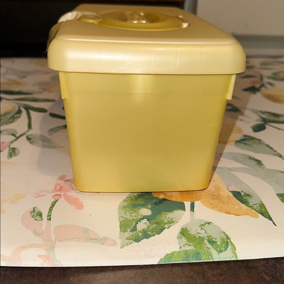 HUGGIES WIPES CONTAINER YELLOW FULL SIZE FLIP LID EMPTY PLASTIC REFILLABLE - Picture 4 of 7